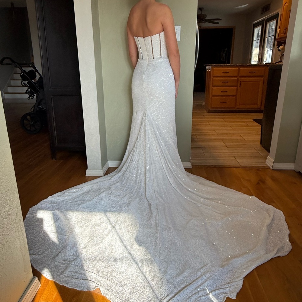 Elegant White Strapless Wedding Dress
